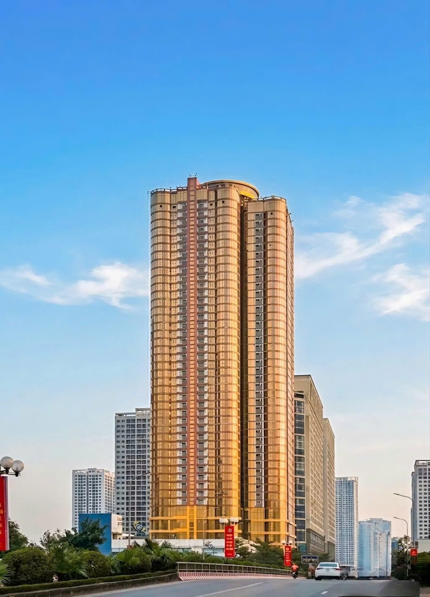 Chung cư QMS Top Tower được lắp toàn bộ kính vàng