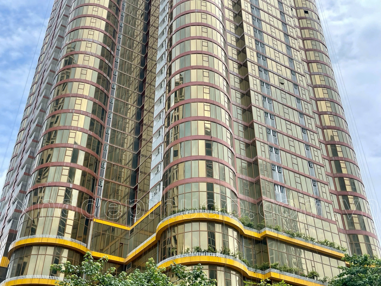 QMS top tower được lắp hoàn toàn bằng kính vàng
