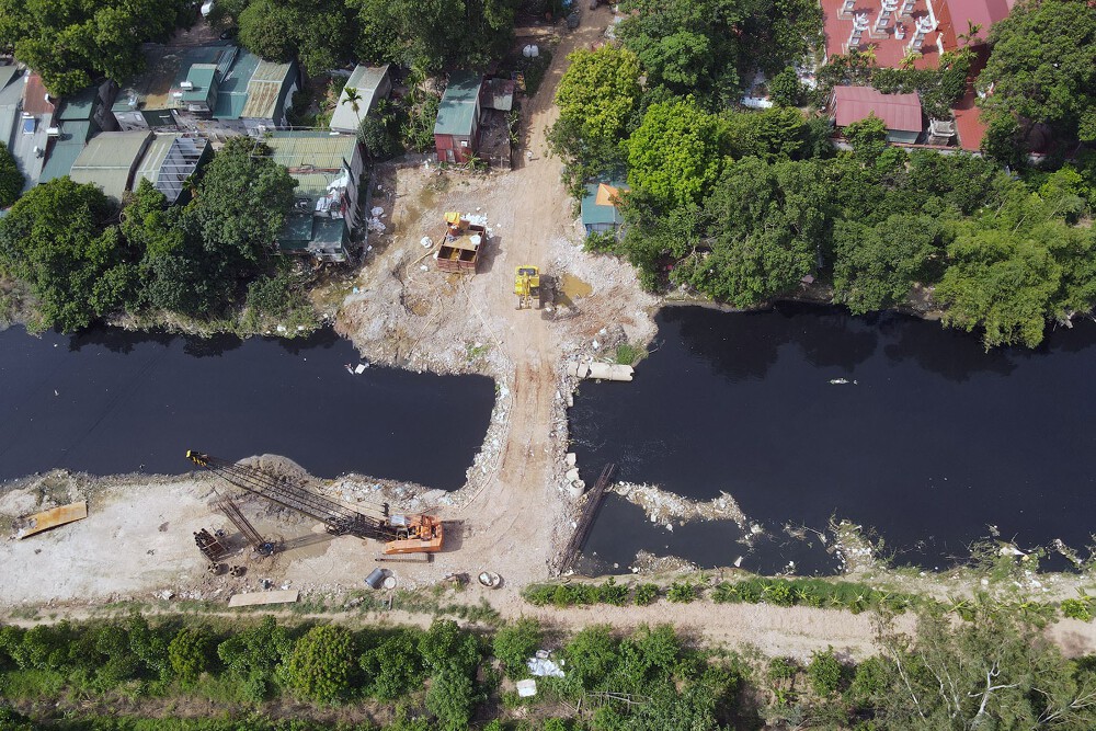 Hình ảnh cầu vượt sông Nhuệ cũng đang triển khai thi công.